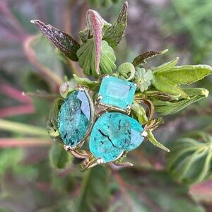 Beautiful almost 7 carat big ring 3 stones Emerald ring with inclusions